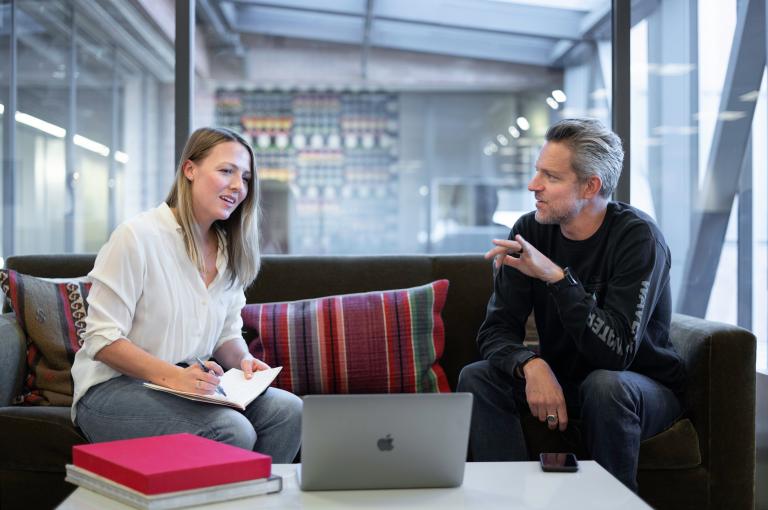 Interview tussen twee collega's.