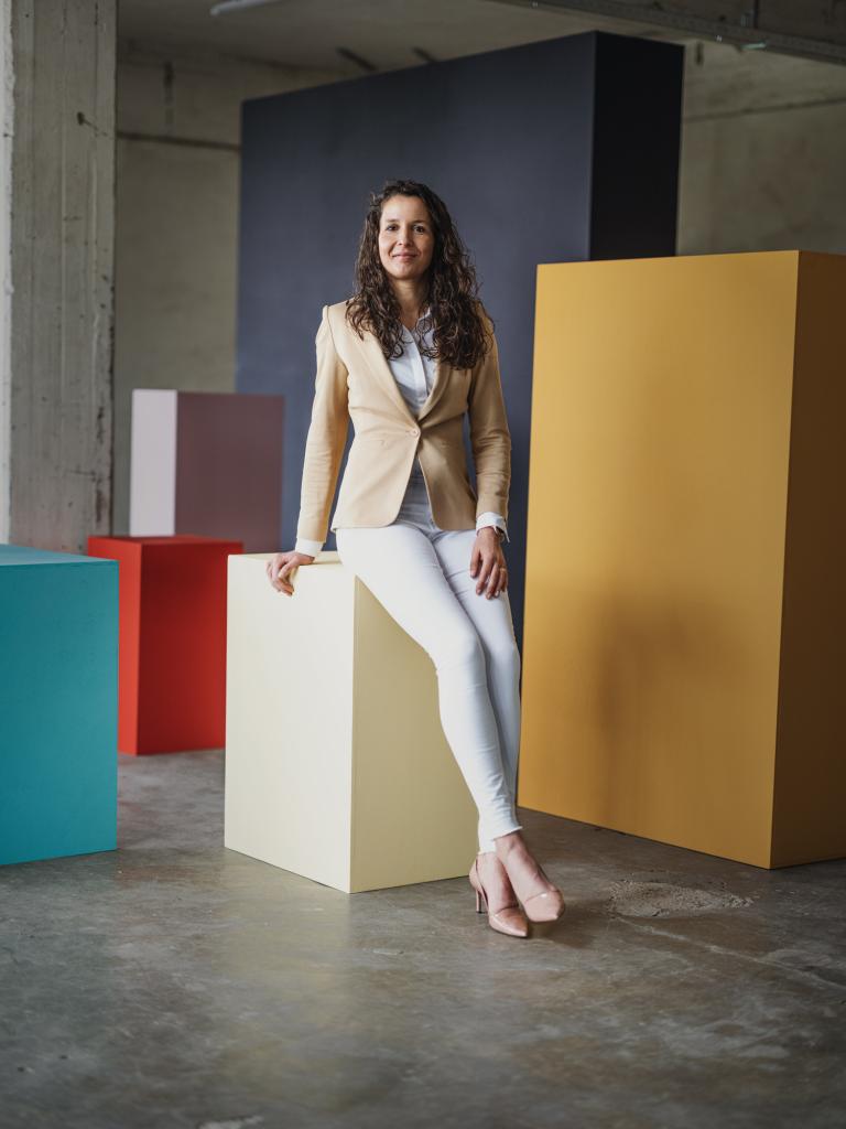 Dit is een zittend portret van Karolien Sweron (alternatief).