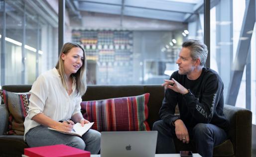 Interview tussen twee collega's.